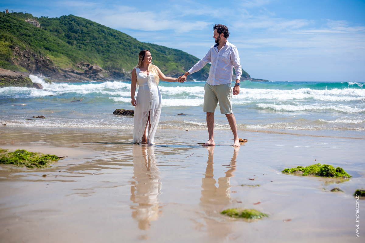 ensaio fotográfico de casal pré wedding na Praia Brava em Búzios - RJ
