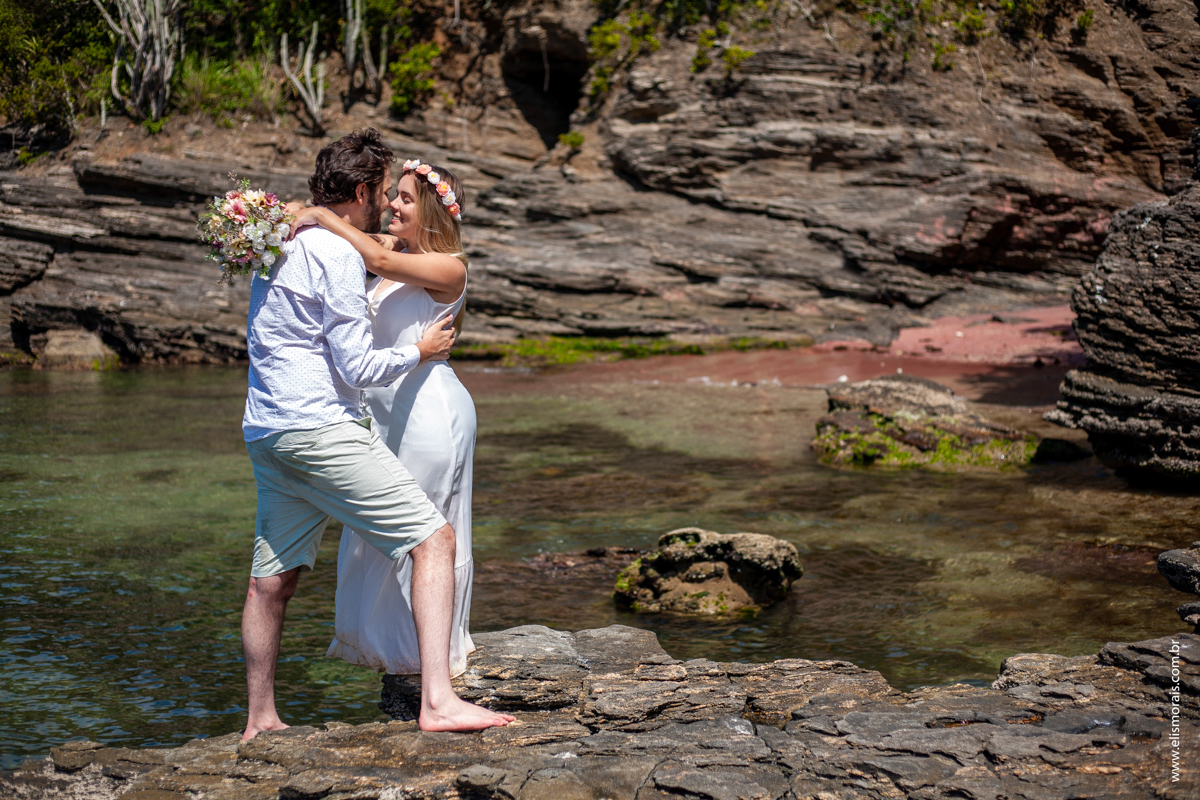 ensaio fotográfico de casal pré wedding na Praia do Forno em Búzios - RJ
