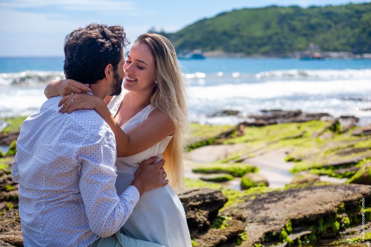 ensaio fotográfico de casal pré wedding na Praia Brava em Búzios - RJ