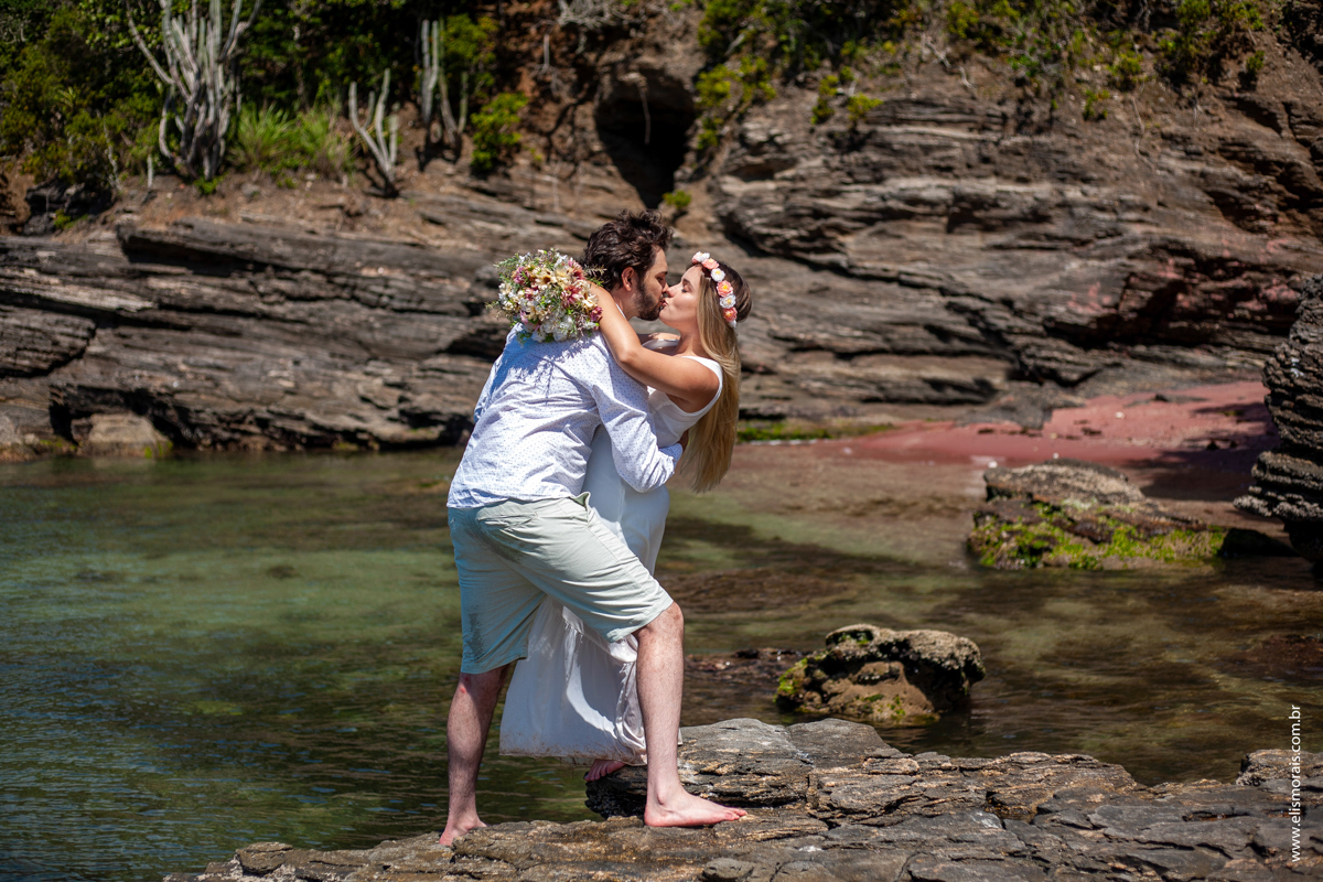 ensaio fotográfico de casal pré wedding na Praia do Forno em Búzios - RJ