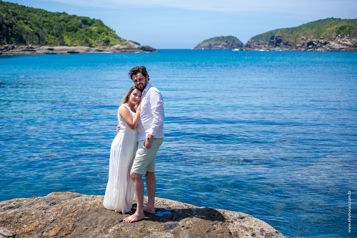 ensaio fotográfico de casal pré wedding na Praia do Forno em Búzios - RJ