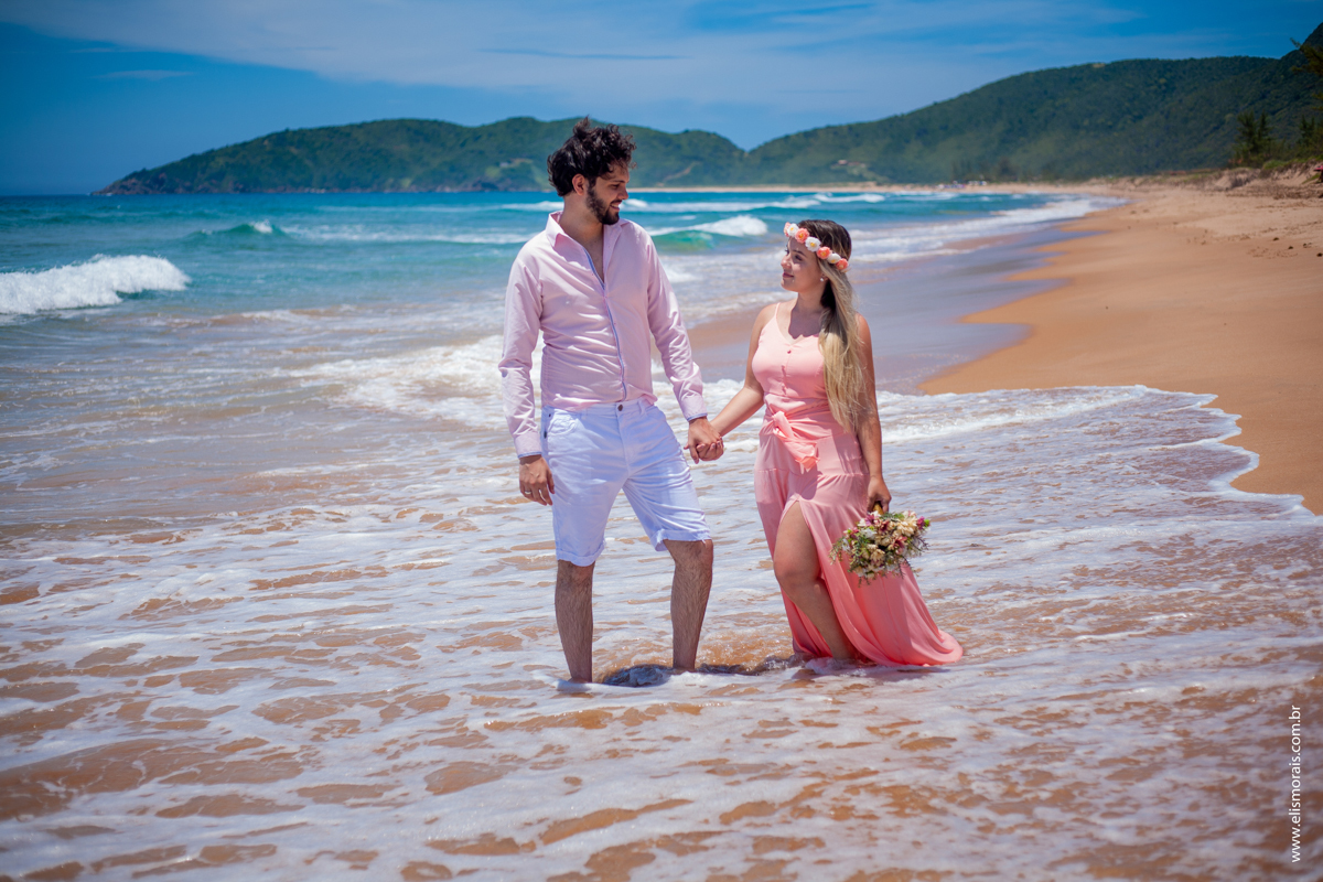 ensaio fotográfico de casal pré wedding na Praia de Tucuns em Búzios - RJ