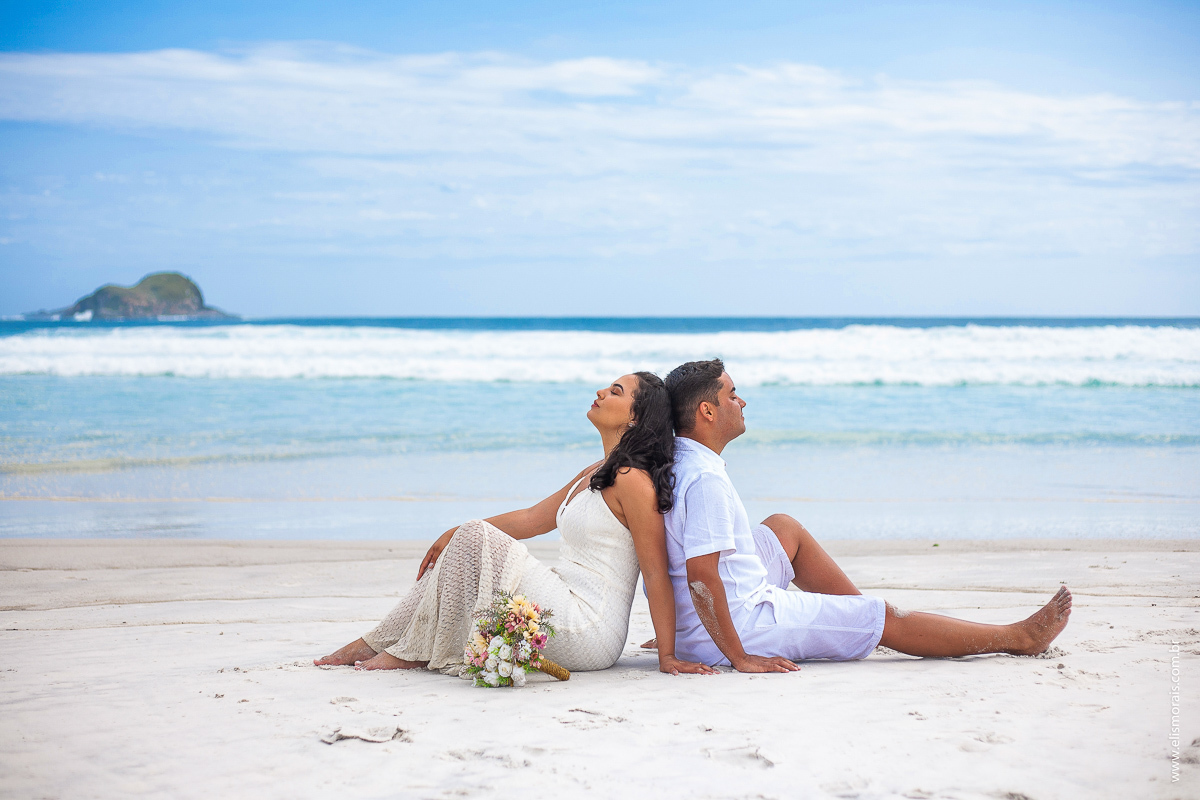 ensaio fotográfico de casal na Praia Grande em Arraial do Cabo - RJ 