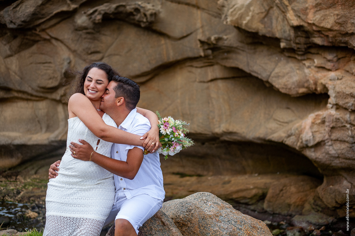 ensaio fotográfico de casal na Praia do Pontal em Arraial do Cabo - RJ 