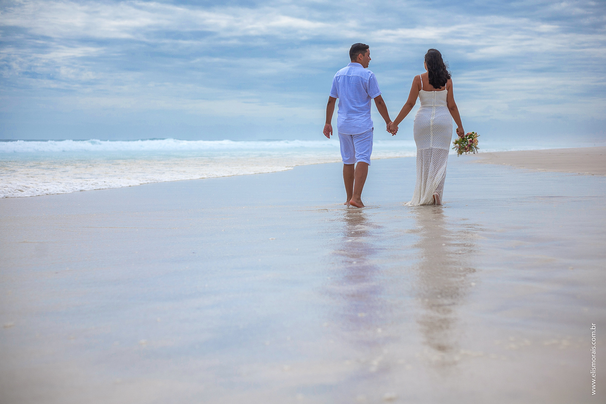 ensaio fotográfico de casal na Praia Grande em Arraial do Cabo - RJ 