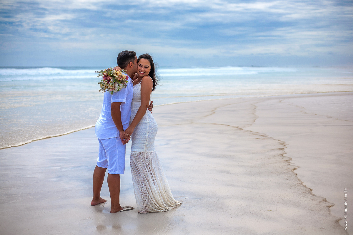 ensaio fotográfico de casal na Praia Grande em Arraial do Cabo - RJ 