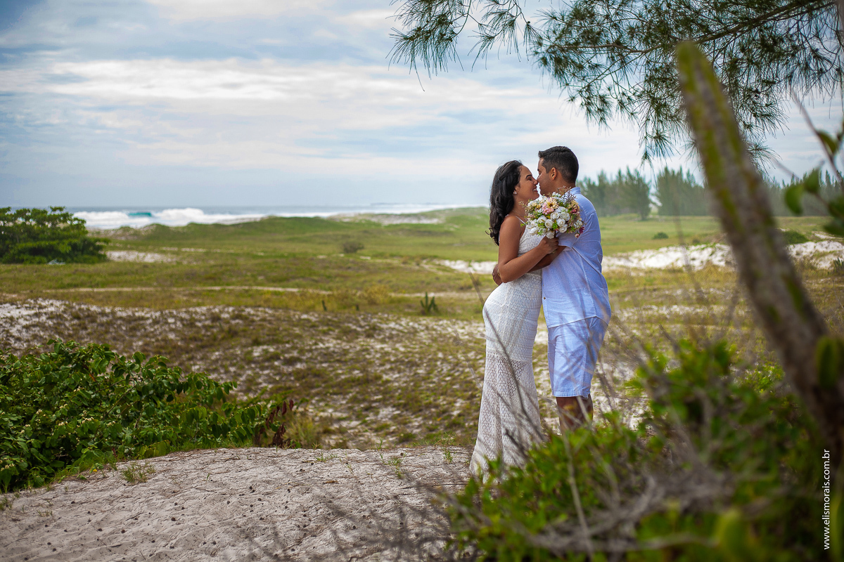 ensaio fotográfico de casal na Praia Grande em Arraial do Cabo - RJ 