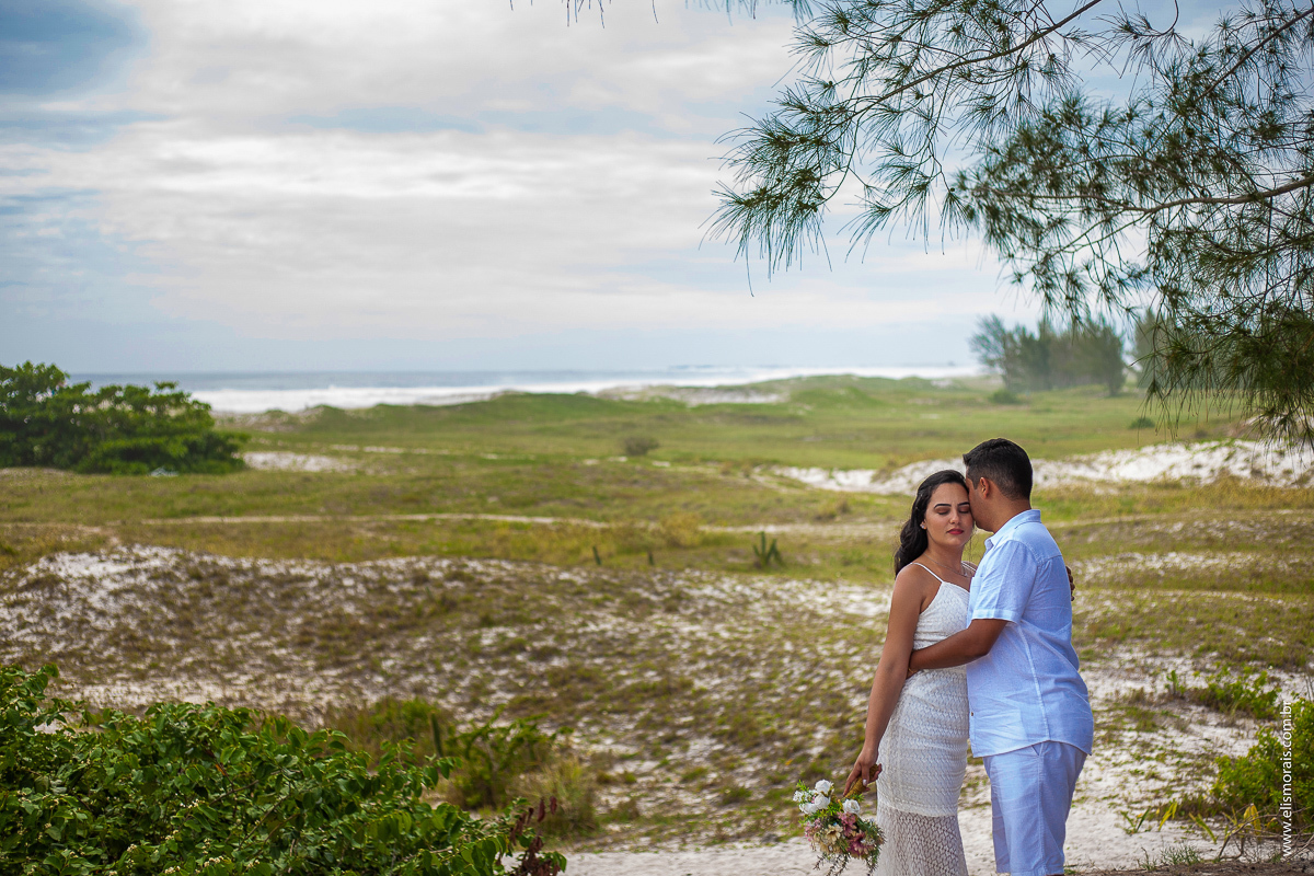 ensaio fotográfico de casal na Praia Grande em Arraial do Cabo - RJ 