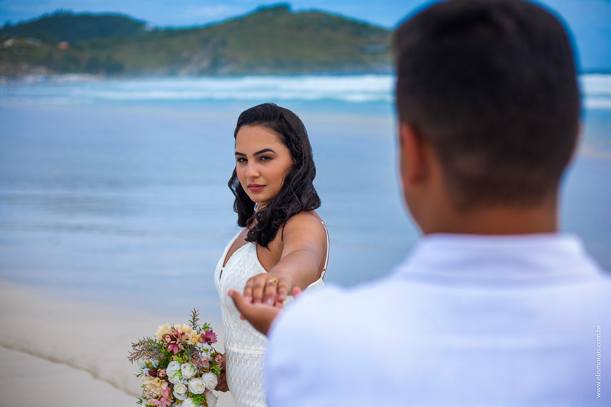 ensaio fotográfico de casal na Praia Grande em Arraial do Cabo - RJ 