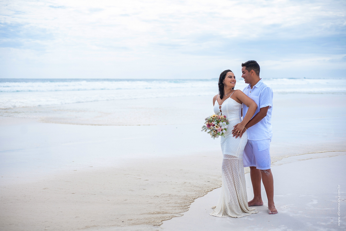 ensaio fotográfico de casal na Praia Grande em Arraial do Cabo - RJ 