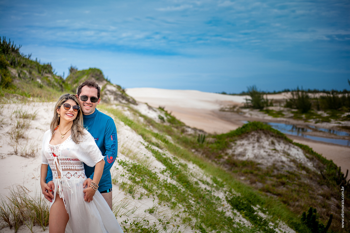 ensaio fotográfico de casal nas Dunas de Cabo Frio em Cabo Frio - RJ