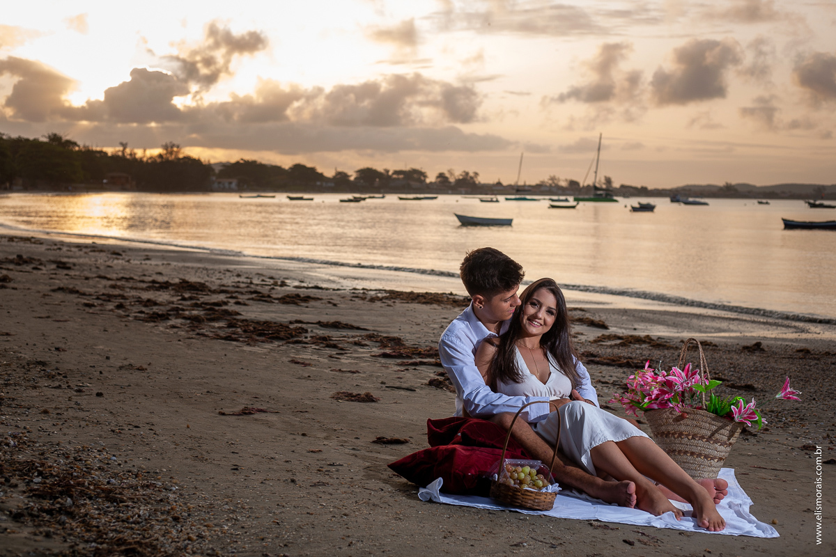 ensaio fotográfico de casal na praia de Manguinhos, Porto da Barra em Búzios - RJ