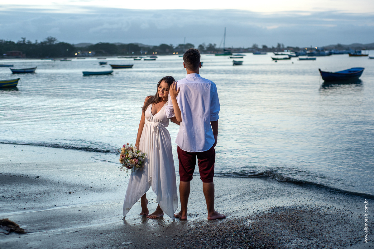 ensaio fotográfico de casal na praia de Manguinhos, Porto da Barra em Búzios - RJ