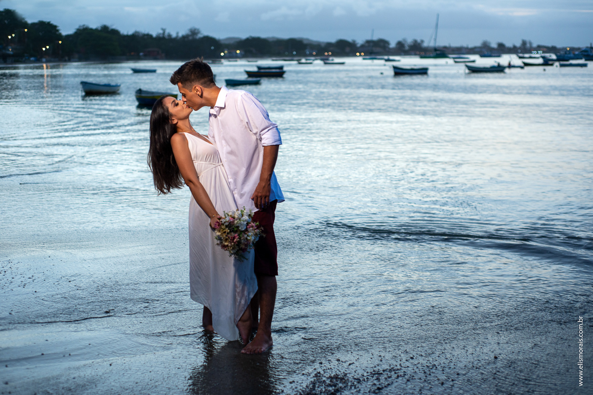 ensaio fotográfico de casal na praia de Manguinhos, Porto da Barra em Búzios - RJ