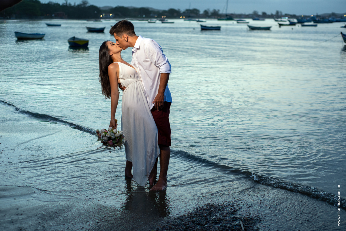 ensaio fotográfico de casal na praia de Manguinhos, Porto da Barra em Búzios - RJ