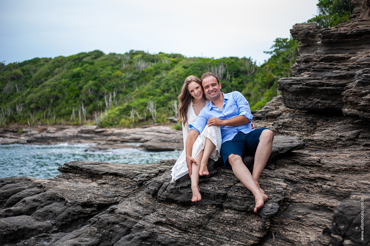 ensaio fotográfico de casal pré wedding na Praia do Forno em Búzios - RJ