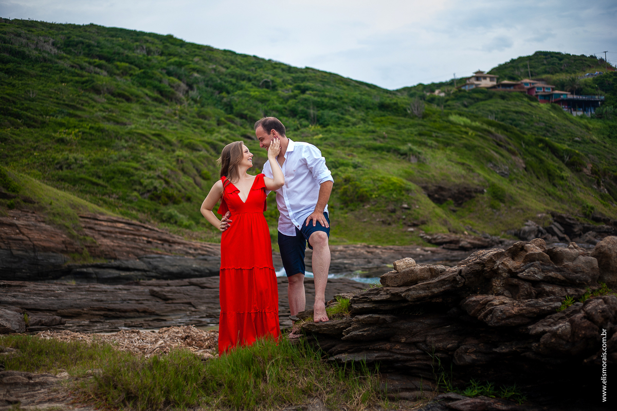 ensaio fotográfico de casal pré wedding na Praia Brava em Búzios - RJ