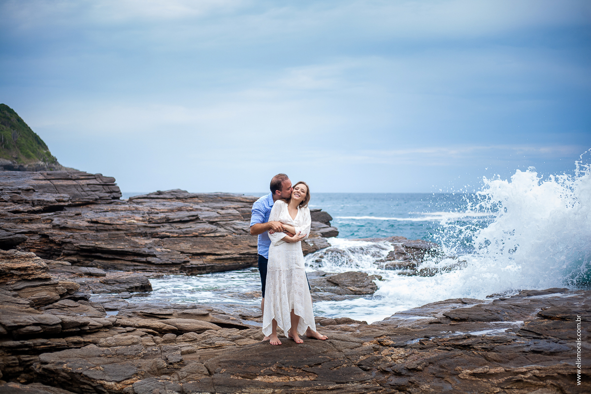 ensaio fotográfico de casal pré wedding na Praia da Foca em Búzios - RJ