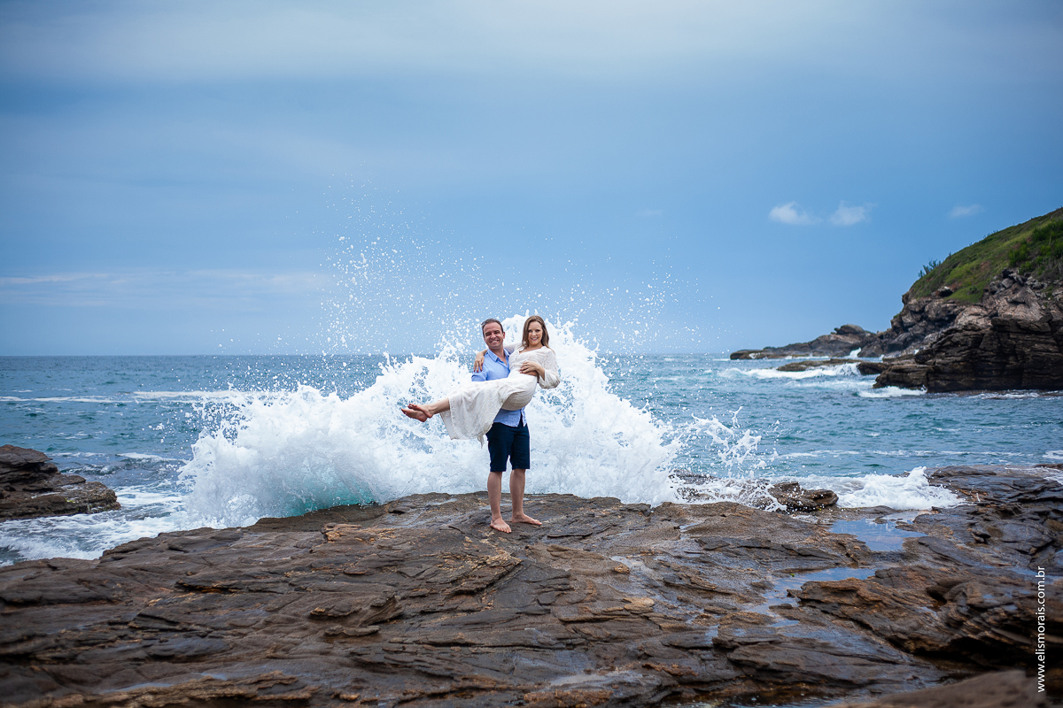 ensaio fotográfico de casal pré wedding na Ponta da Lagoinha em Búzios - RJ