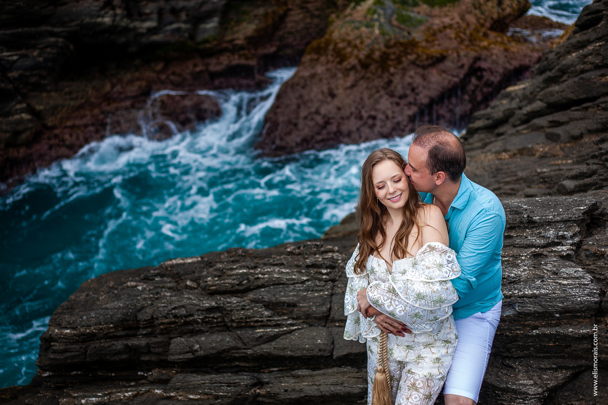 ensaio fotográfico de casal pré wedding na Ponta da Lagoinha em Búzios - RJ