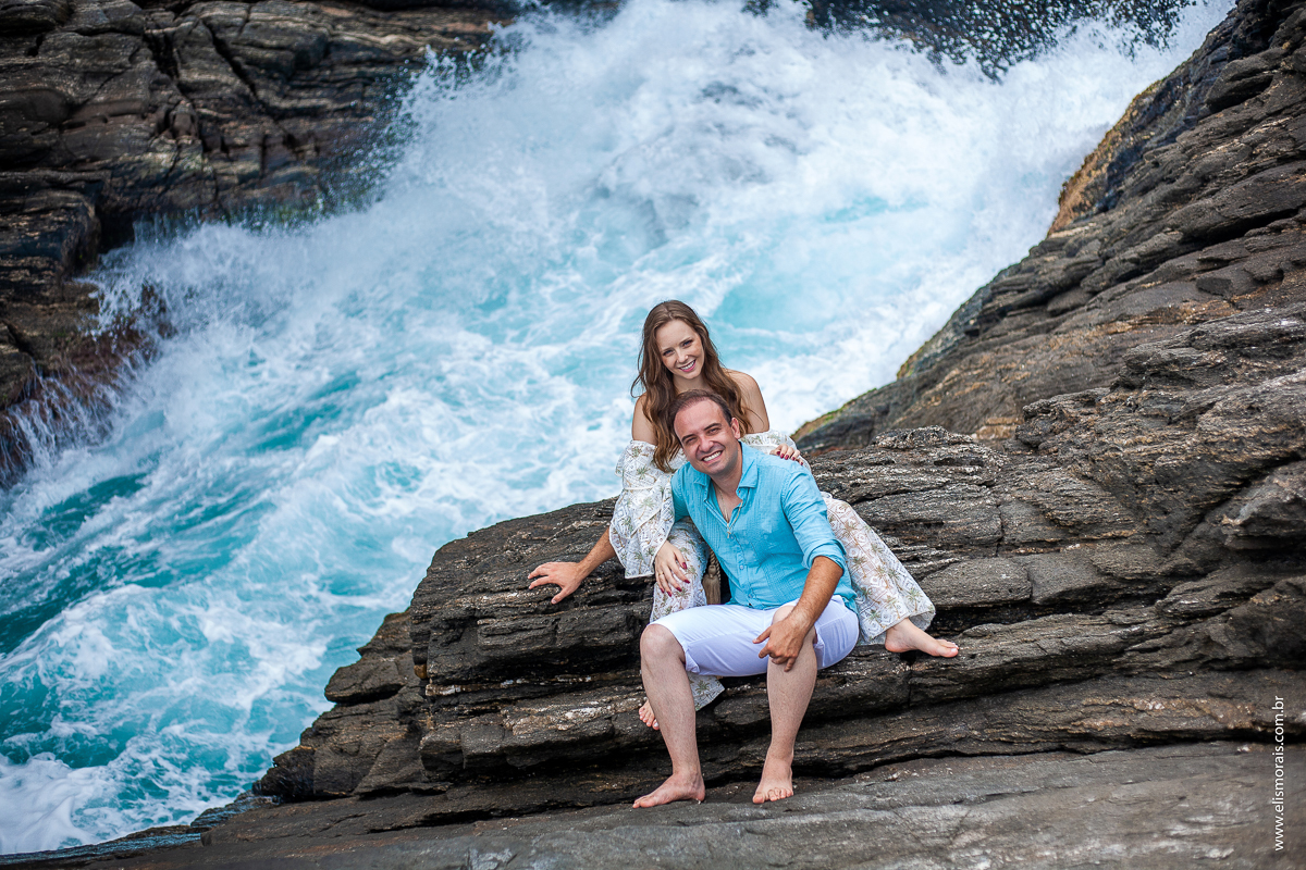 ensaio fotográfico de casal pré wedding na Ponta da Lagoinha em Búzios - RJ