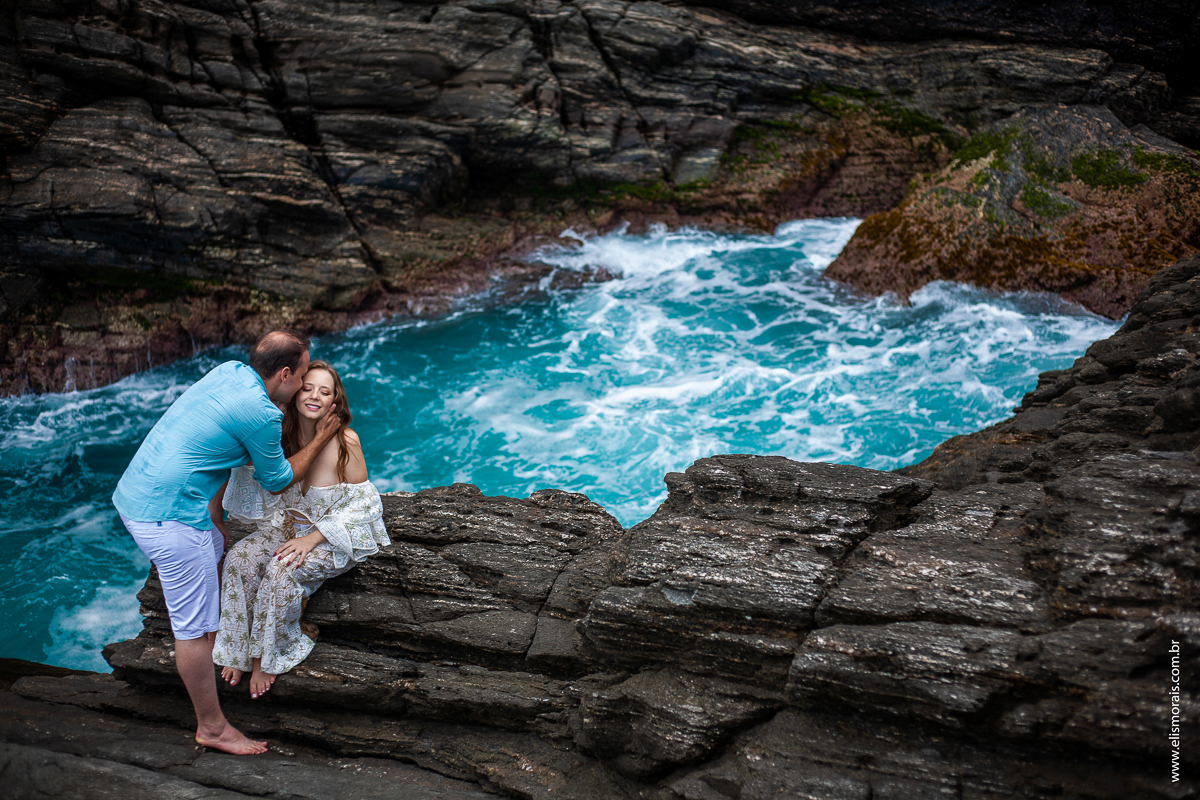 ensaio fotográfico de casal pré wedding na Ponta da Lagoinha em Búzios - RJ