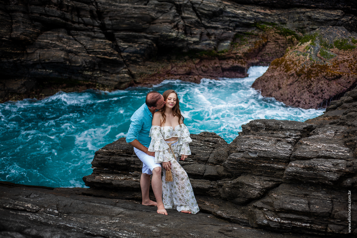 ensaio fotográfico de casal pré wedding na Ponta da Lagoinha em Búzios - RJ