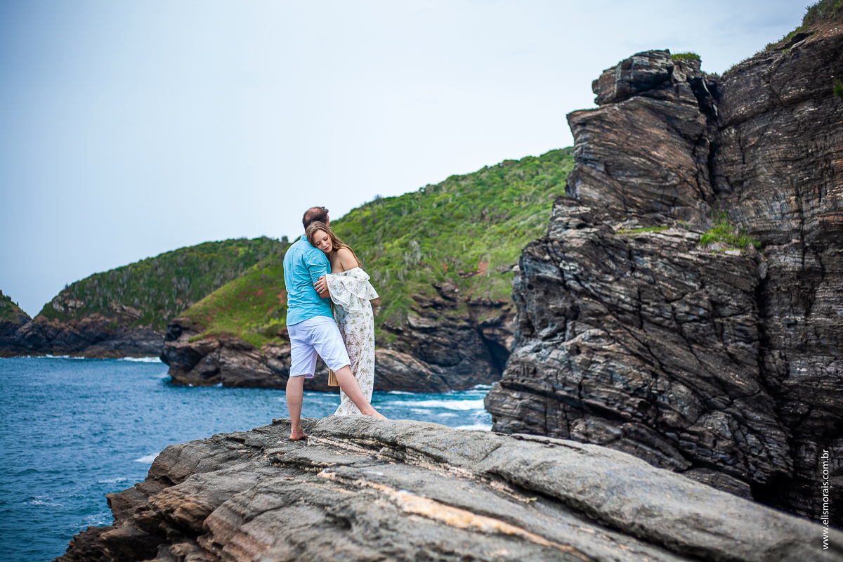 ensaio fotográfico de casal pré wedding na Ponta da Lagoinha em Búzios - RJ