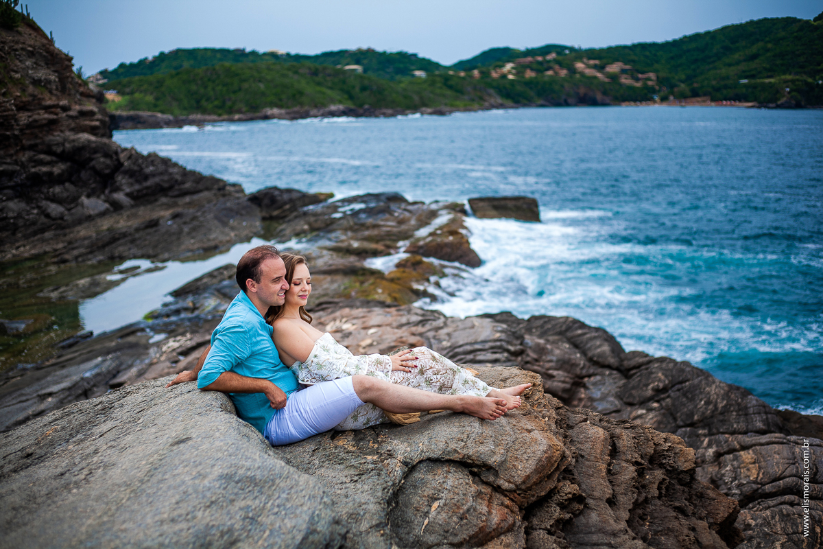 ensaio fotográfico de casal pré wedding na Ponta da Lagoinha em Búzios - RJ