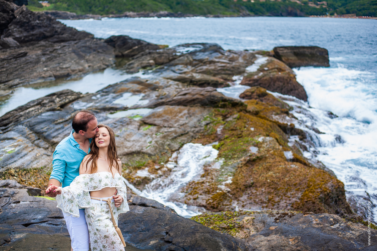 ensaio fotográfico de casal pré wedding na Ponta da Lagoinha em Búzios - RJ