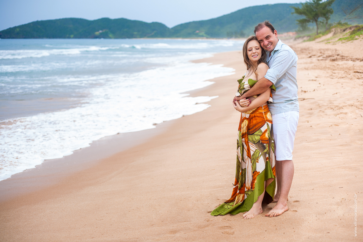 ensaio fotográfico de casal pré wedding na Praia de Tucuns em Búzios - RJ