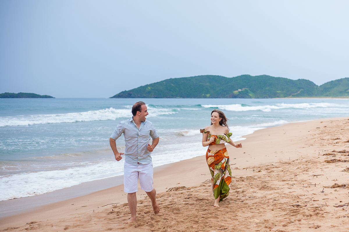 ensaio fotográfico de casal pré wedding na Praia de Tucuns em Búzios - RJ