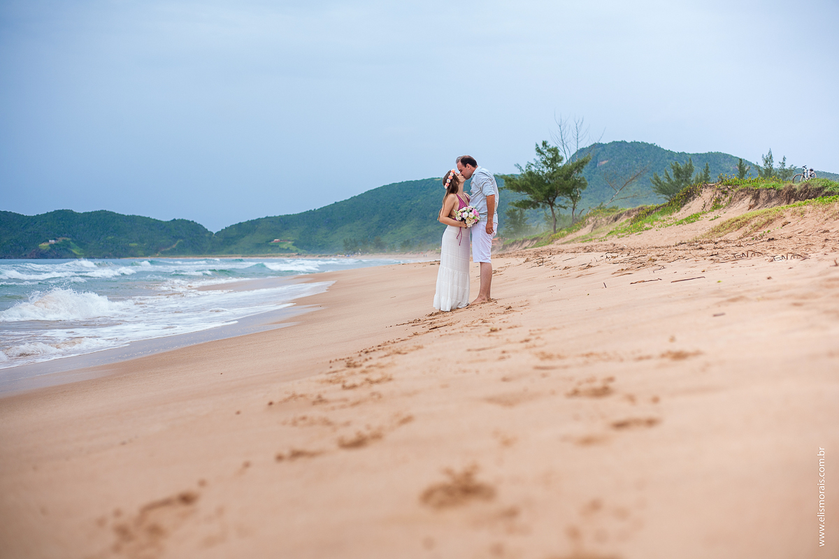 ensaio fotográfico de casal pré wedding na Praia de Tucuns em Búzios - RJ