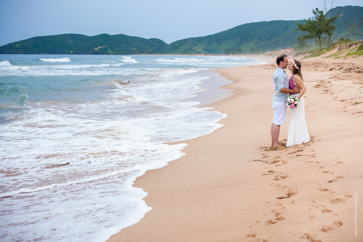 ensaio fotográfico de casal pré wedding na Praia de Tucuns em Búzios - RJ