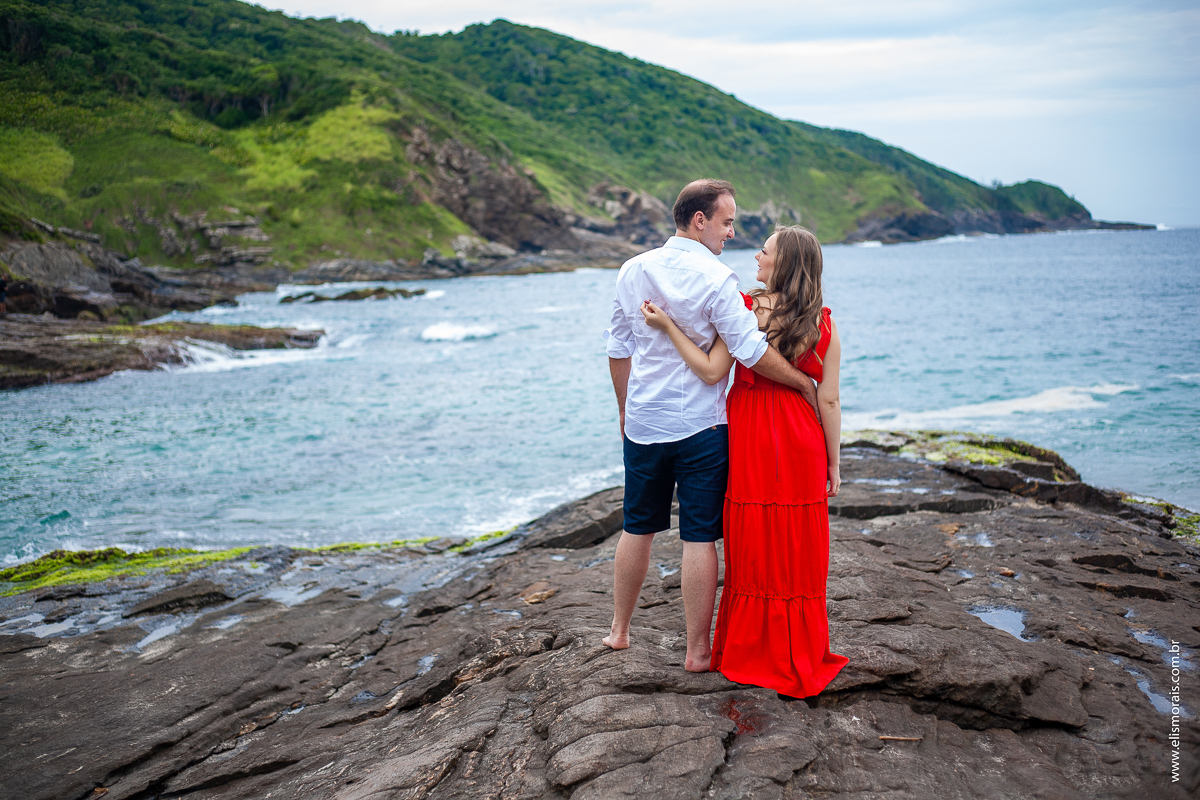 ensaio fotográfico de casal pré wedding na Praia Brava em Búzios - RJ