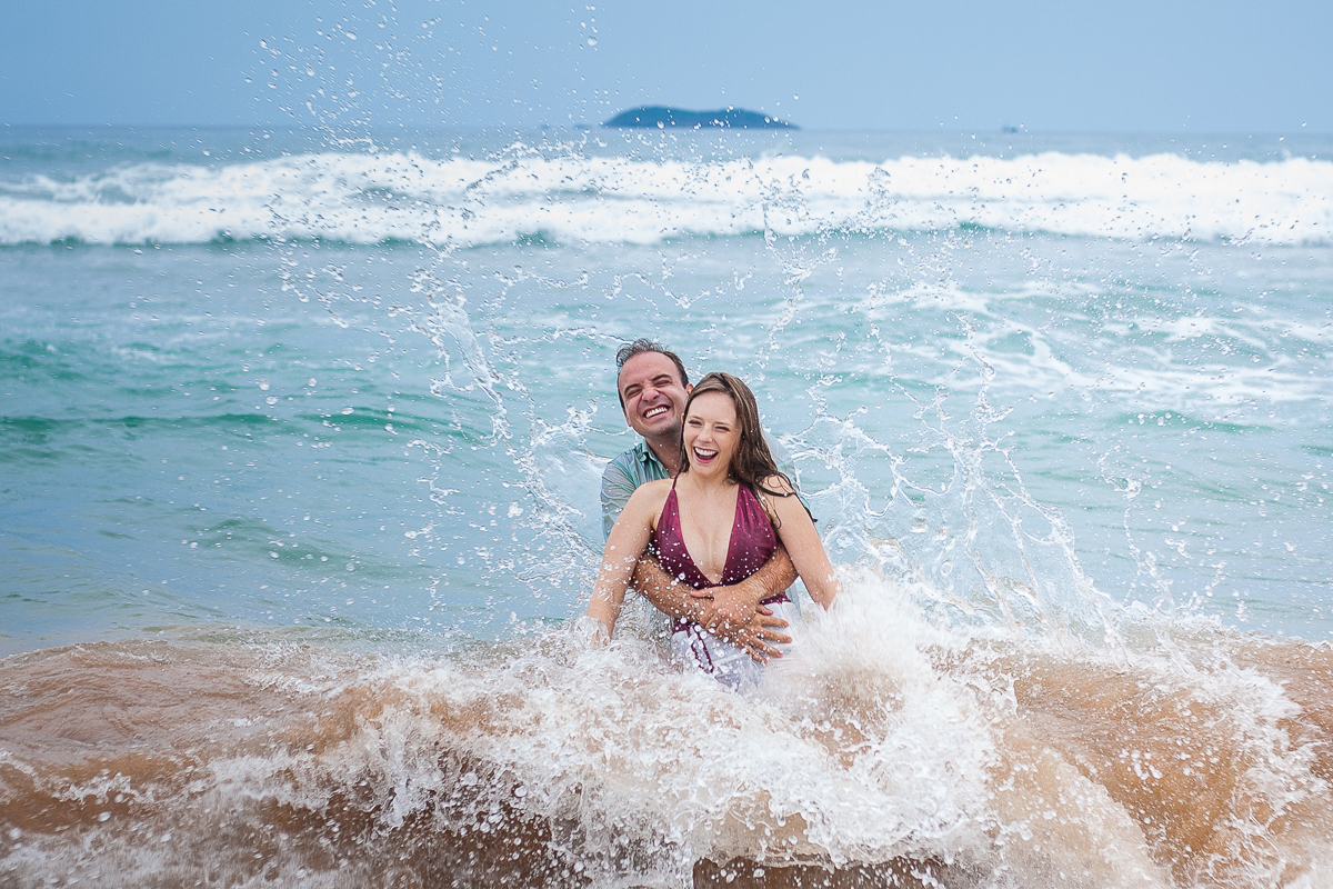 ensaio fotográfico de casal pré wedding na Praia de Tucuns em Búzios - RJ