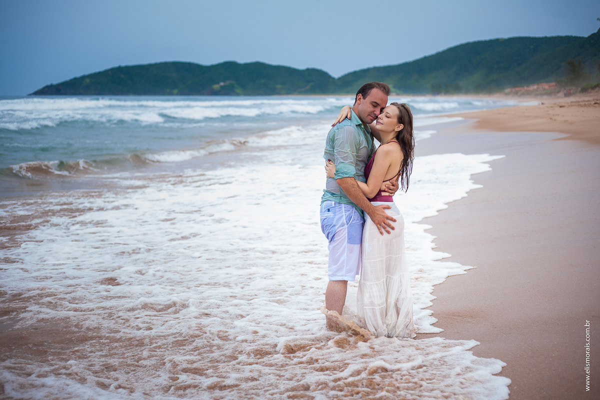 ensaio fotográfico de casal pré wedding na Praia de Tucuns em Búzios - RJ