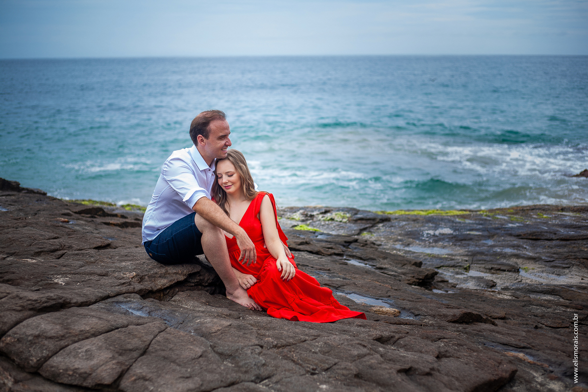 ensaio fotográfico de casal pré wedding na Praia Brava em Búzios - RJ