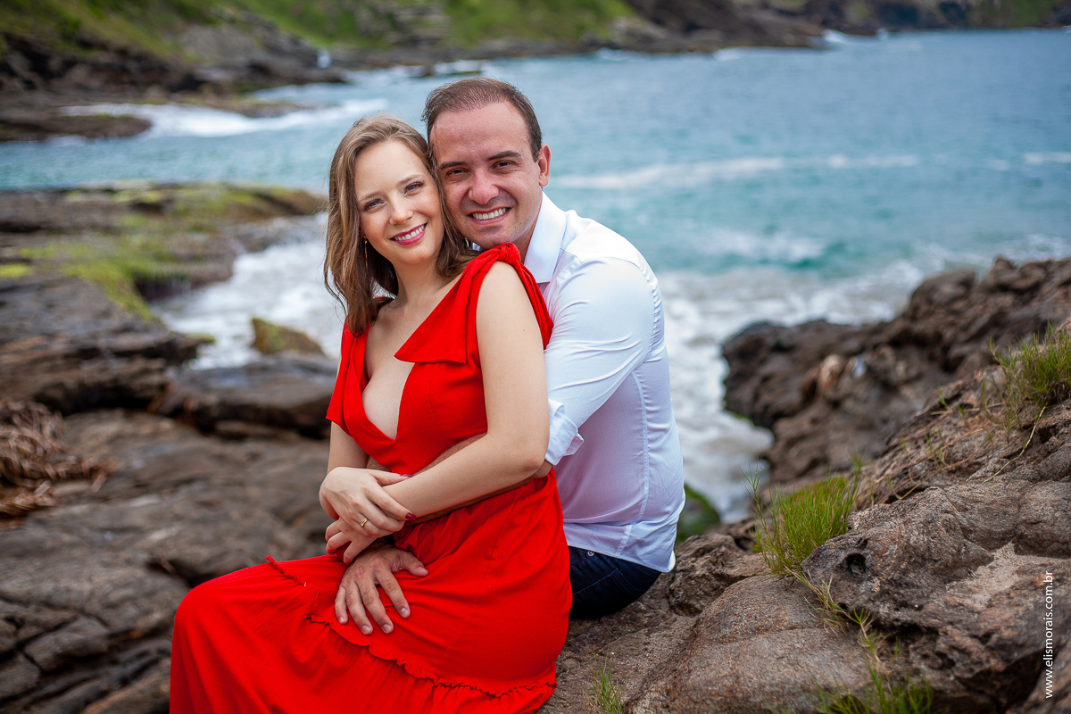 ensaio fotográfico de casal pré wedding na Praia Brava em Búzios - RJ