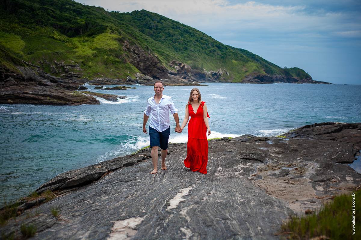 ensaio fotográfico de casal pré wedding na Praia Brava em Búzios - RJ