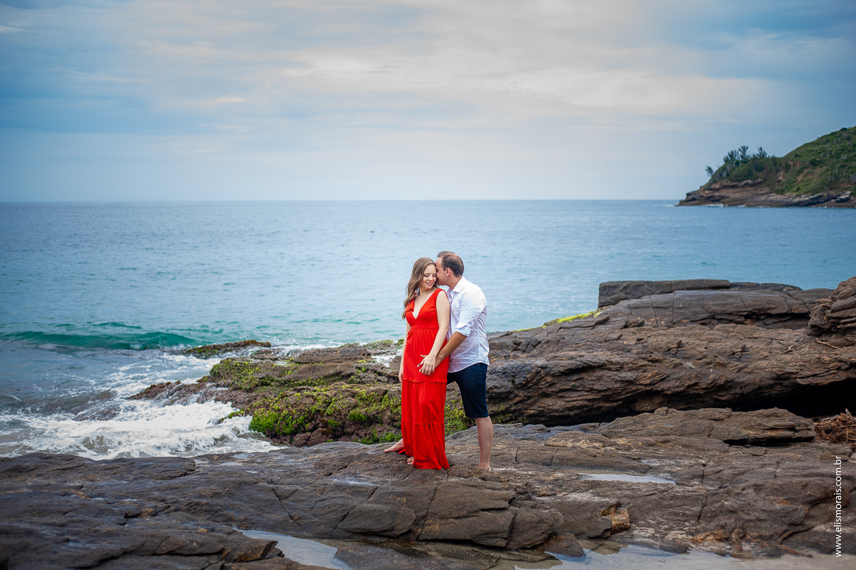 ensaio fotográfico de casal pré wedding na Praia Brava em Búzios - RJ