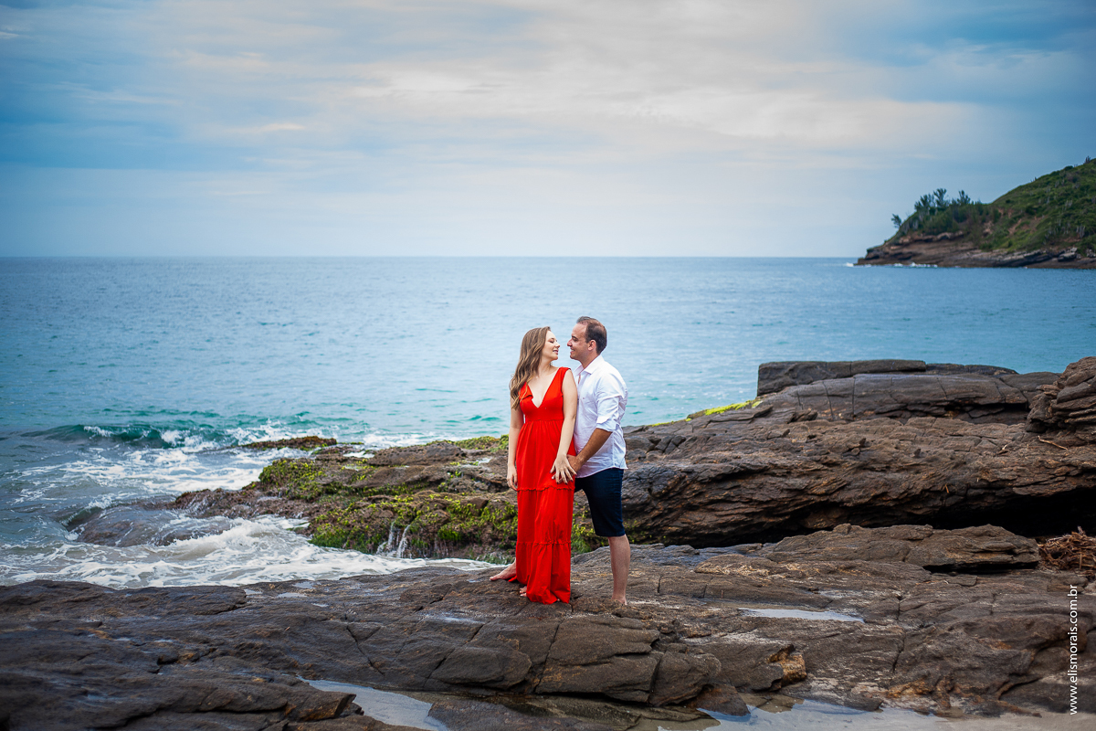 ensaio fotográfico de casal pré wedding na Praia Brava em Búzios - RJ