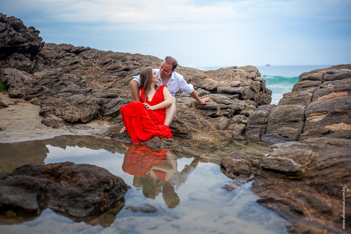ensaio fotográfico de casal pré wedding na Praia Brava em Búzios - RJ
