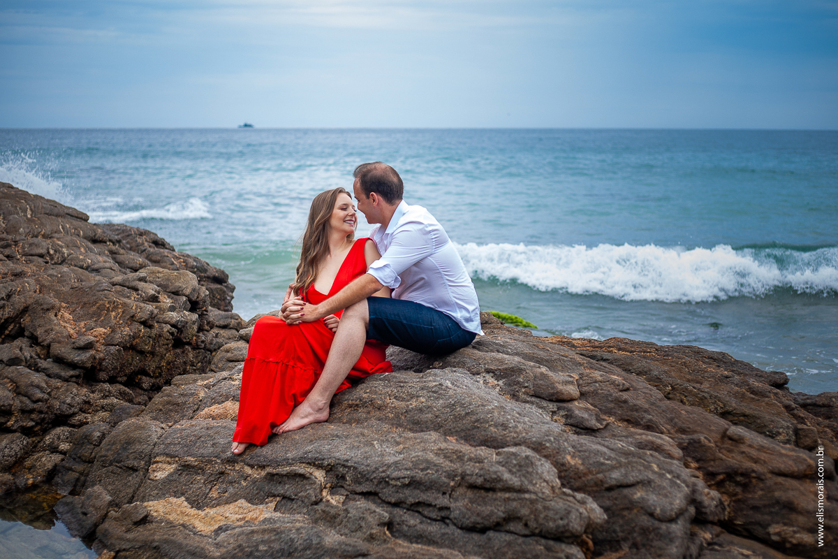 ensaio fotográfico de casal pré wedding na Praia Brava em Búzios - RJ