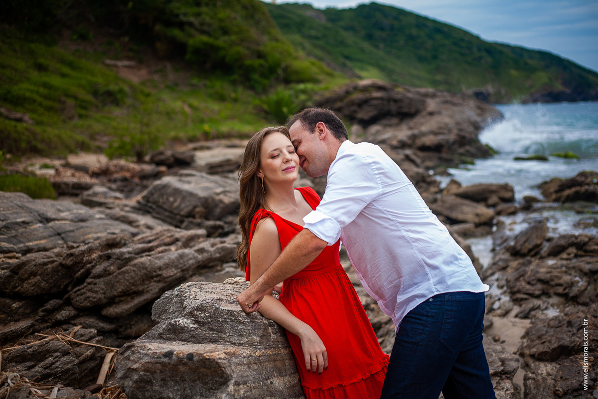 ensaio fotográfico de casal pré wedding na Praia Brava em Búzios - RJ