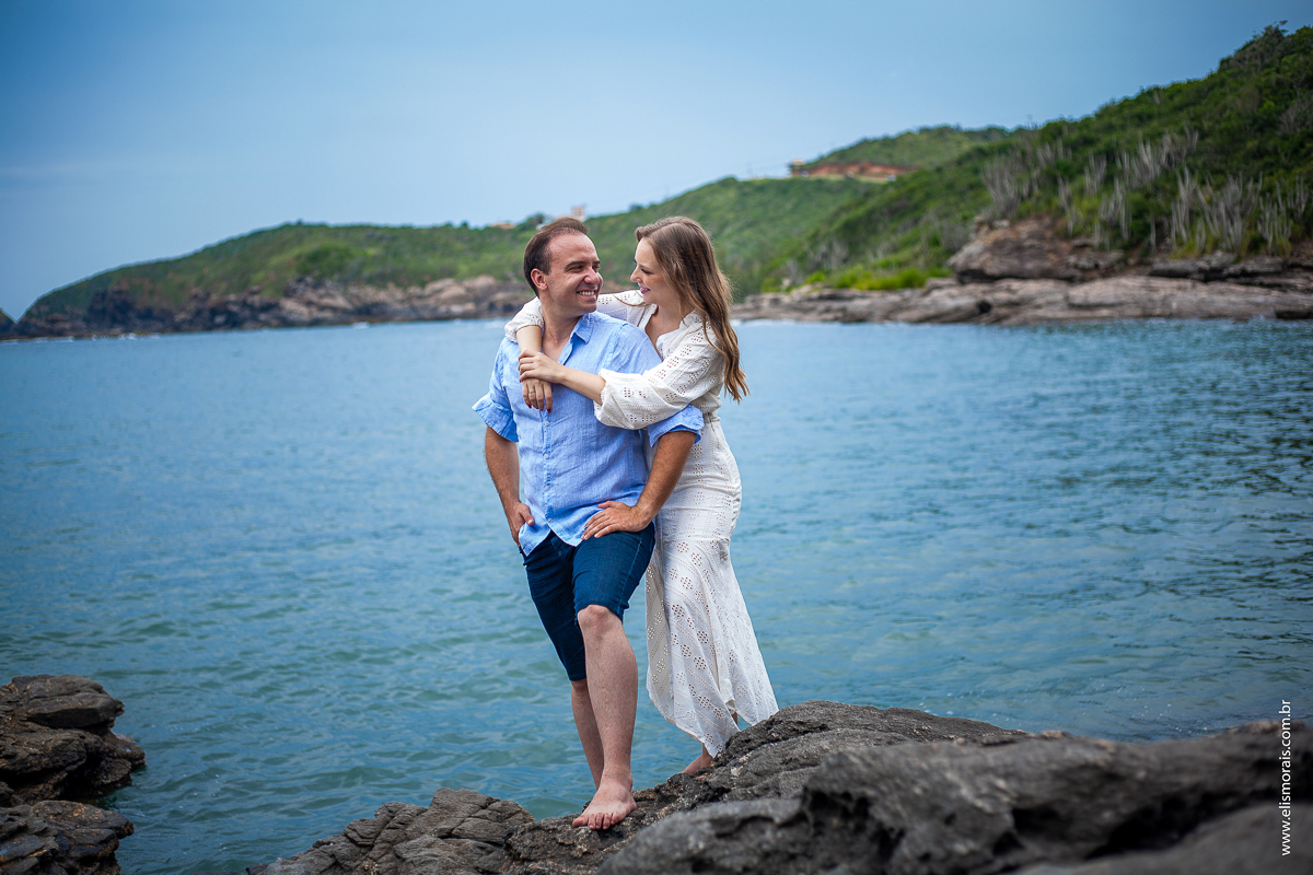 ensaio fotográfico de casal pré wedding na Praia do Forno em Búzios - RJ