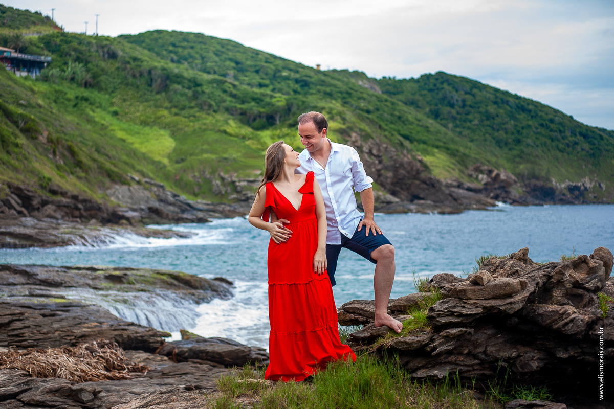 ensaio fotográfico de casal pré wedding na Praia Brava em Búzios - RJ