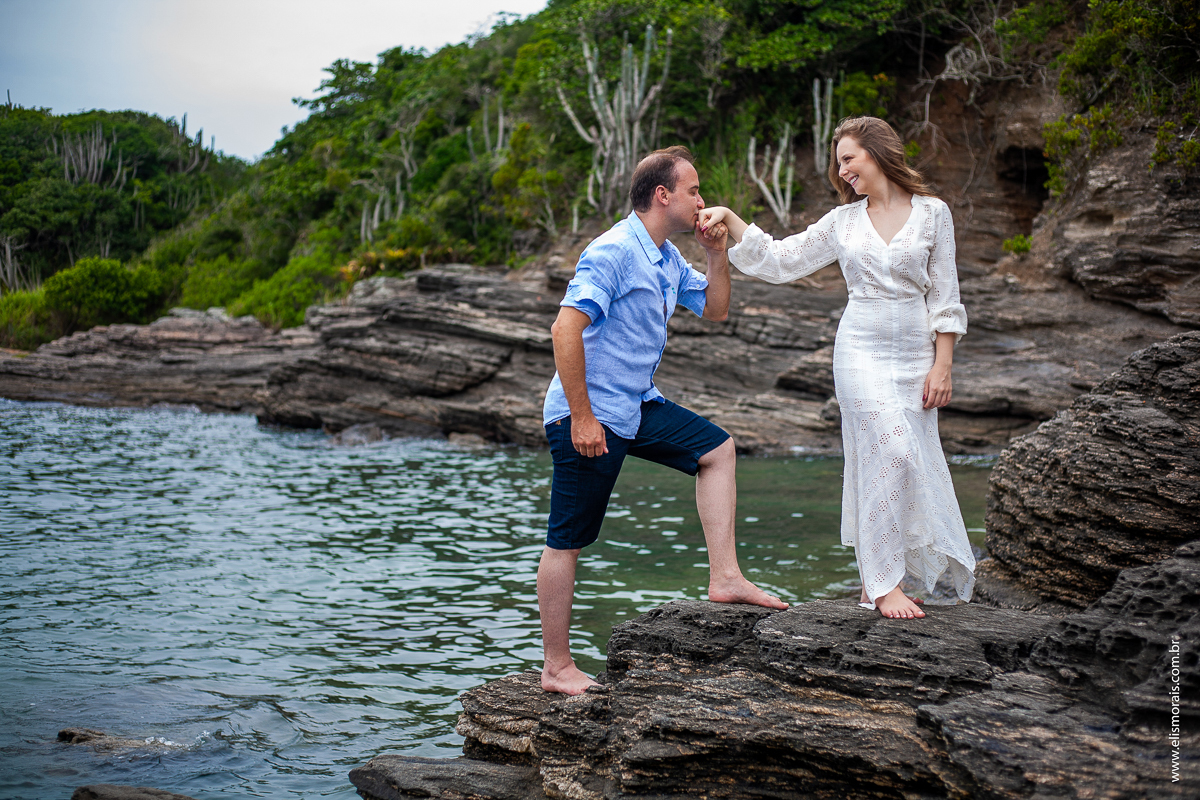 ensaio fotográfico de casal pré wedding na Praia do Forno em Búzios - RJ