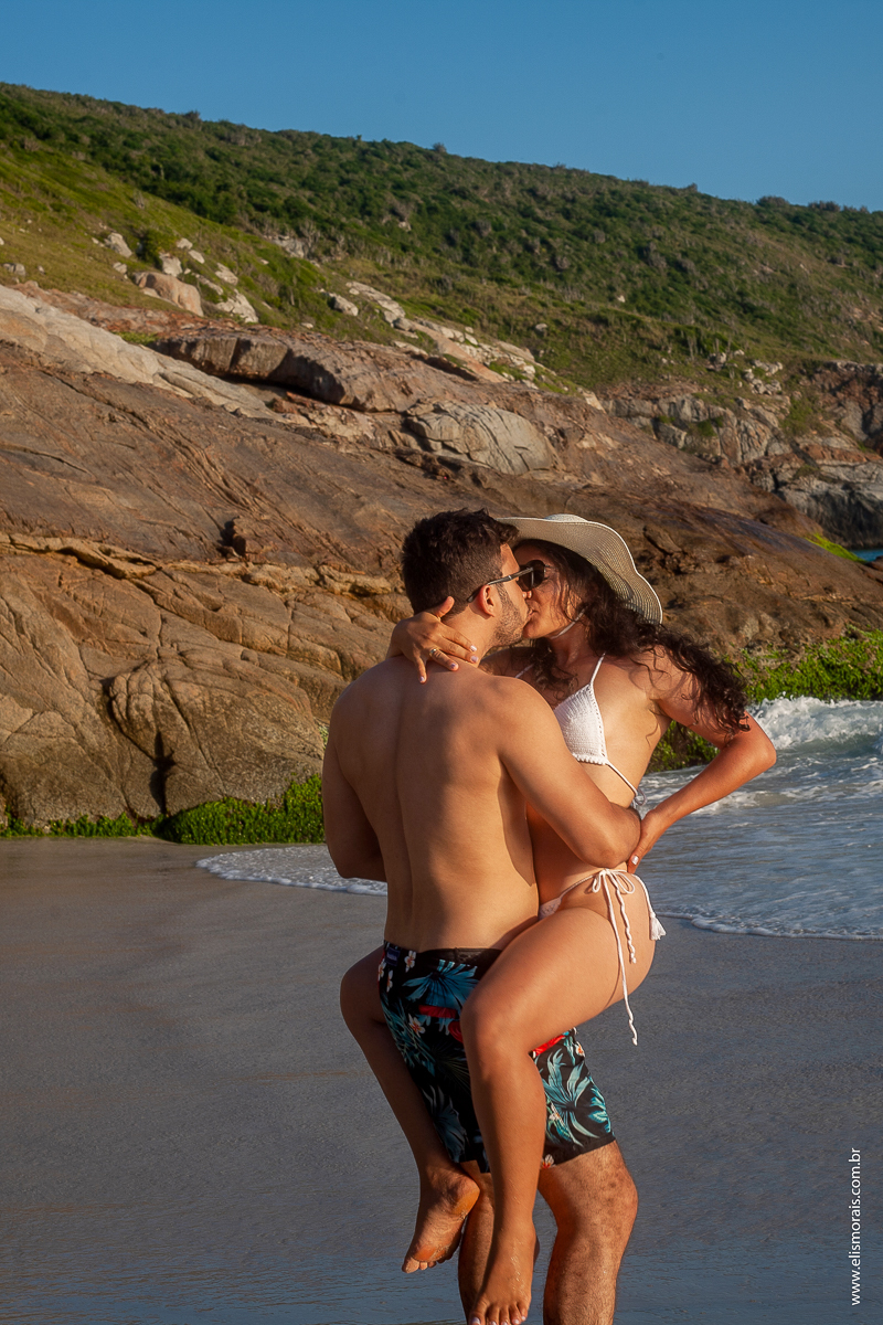 Ensaio Fotográfico de Casal na Praia Brava em Arraial do Cabo - RJ