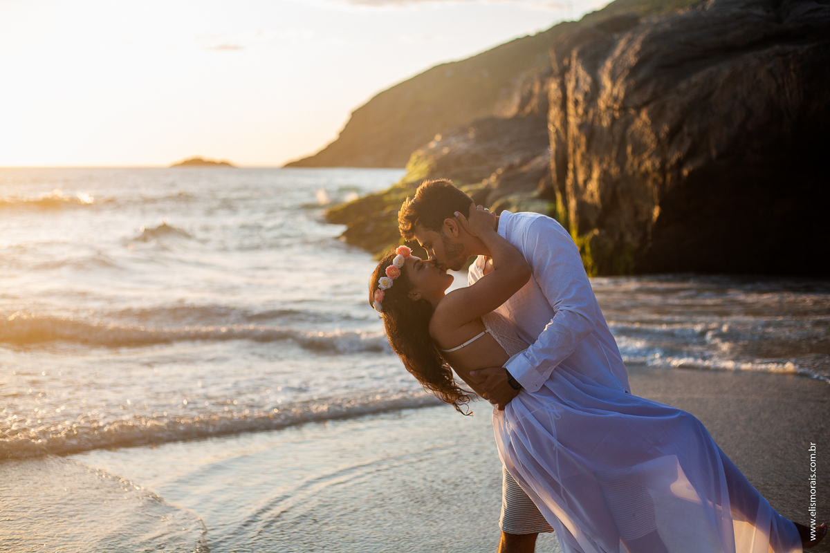 Ensaio Fotográfico de Casal na Praia Brava em Arraial do Cabo - RJ